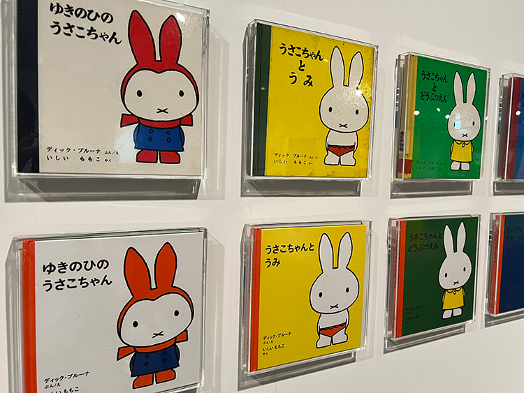 展覧会の様子
上段が初期に出版された絵本で、下段が現在出版されているもの。色の違いがわかります