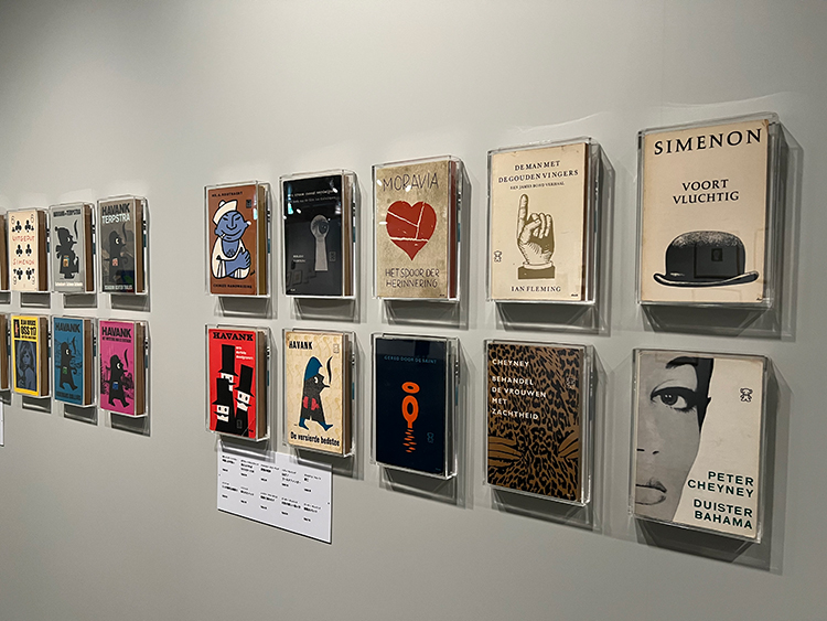 展覧会風景
ブルーナさんが手がけたペーパーバックが並ぶ