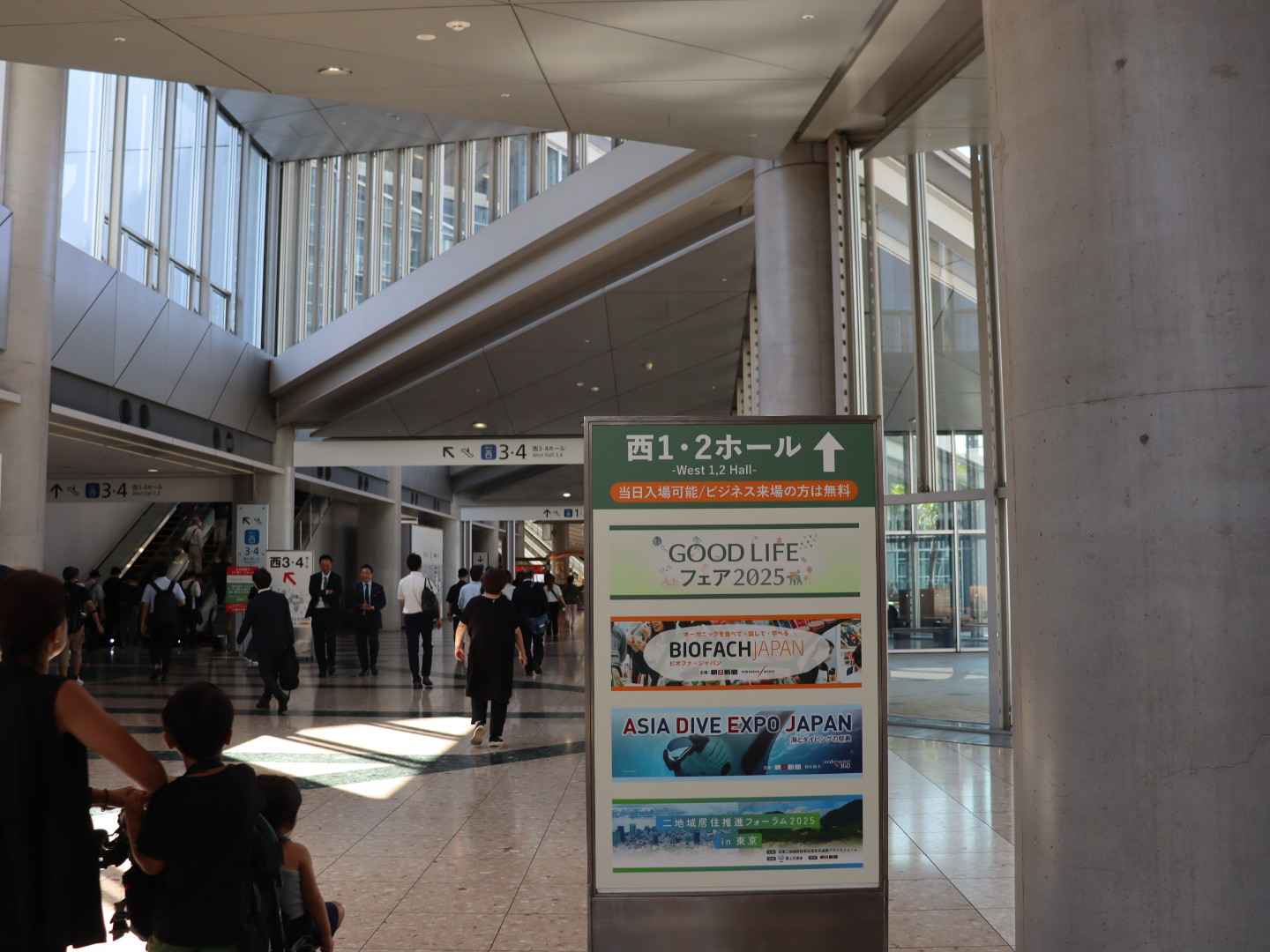 イベント開始直後から多くの人が会場へ向かっていた