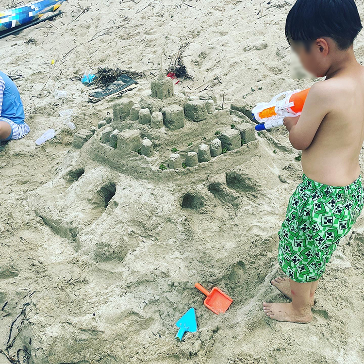 長垂海岸で行った遠藤さんが主催する活動「本気のビーチ砂あそびの会」