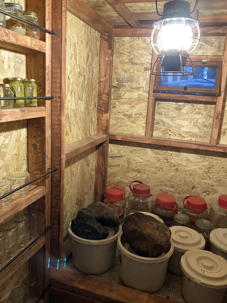 発酵小屋で仕込む手作り保存食。自家野菜でつくるたくあんが冬の楽しみ