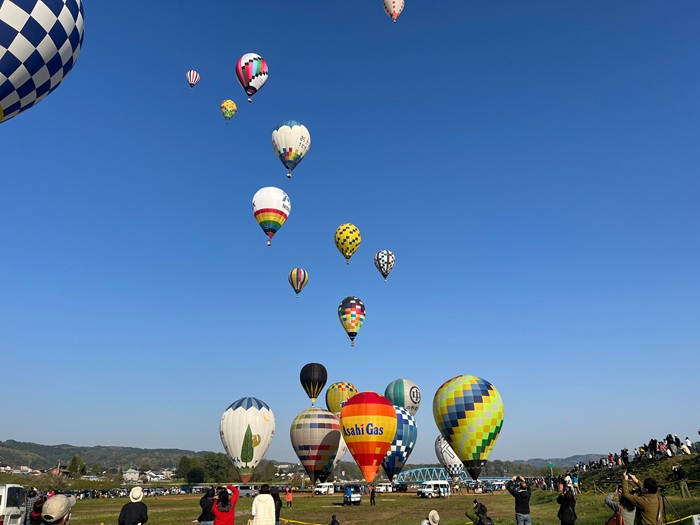 5月大型連休中に開催される県下最大級の熱気球大会「佐久バルーンフェスティバル」では、40機を超える色とりどりの熱気球が佐久高原の爽やかな風に乗って飛行する