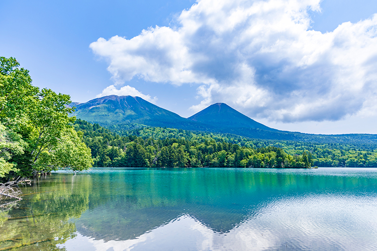 雌阿寒岳の麓にある、季節や天候などで湖色が変わる「オンネトー」