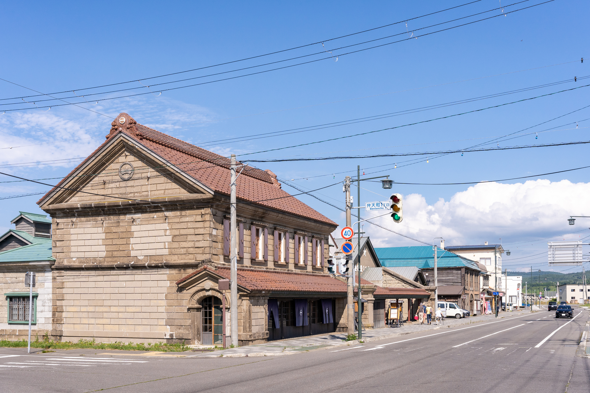 2016年に廃線となった留萌本線の終着駅・増毛駅の周辺には、日本海の風雪に耐えた石造りや木造のレトロな建物が多く残る