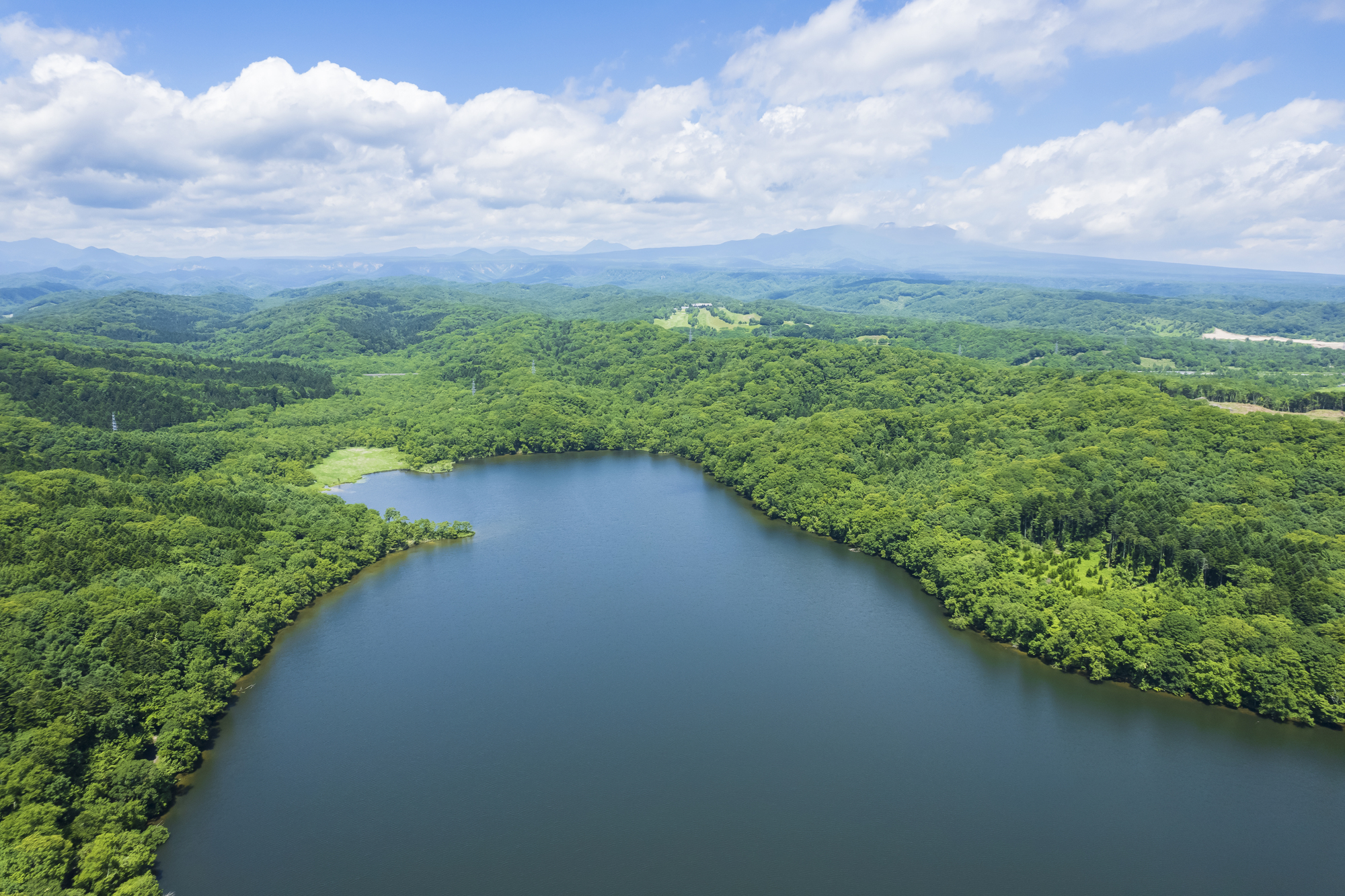 ナラやカエデ、白樺の原生林が残るポロトの森に隣接する「ポロト湖」。夏はカヌー、冬はワカサギ釣りが楽しめる
