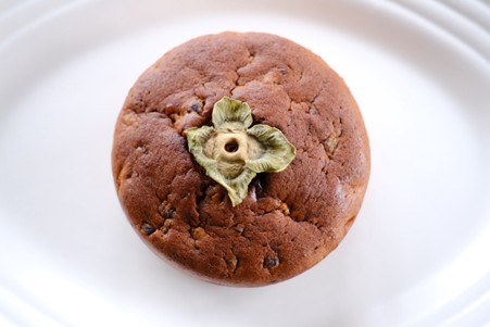 真上から見た「柿けーき」。保存料・着色料無添加。ナチュラルな色合いも魅力