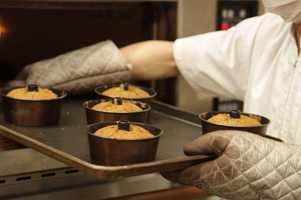 誕生以来ずっと自社製造。手焼きにこだわっている
画像提供：石井物産株式会社