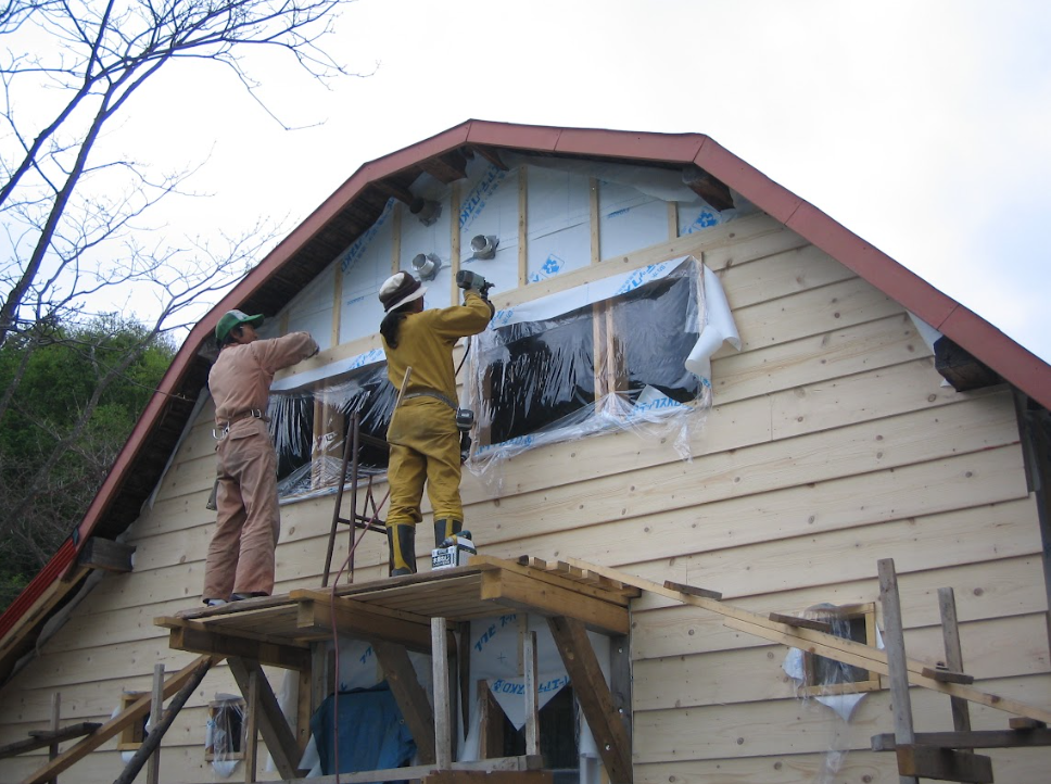 地元の大工さんの指導を受けながら、夫婦2人で修繕をスタート。住みながら少しずつ手を入れ、理想の店舗へと再生させた