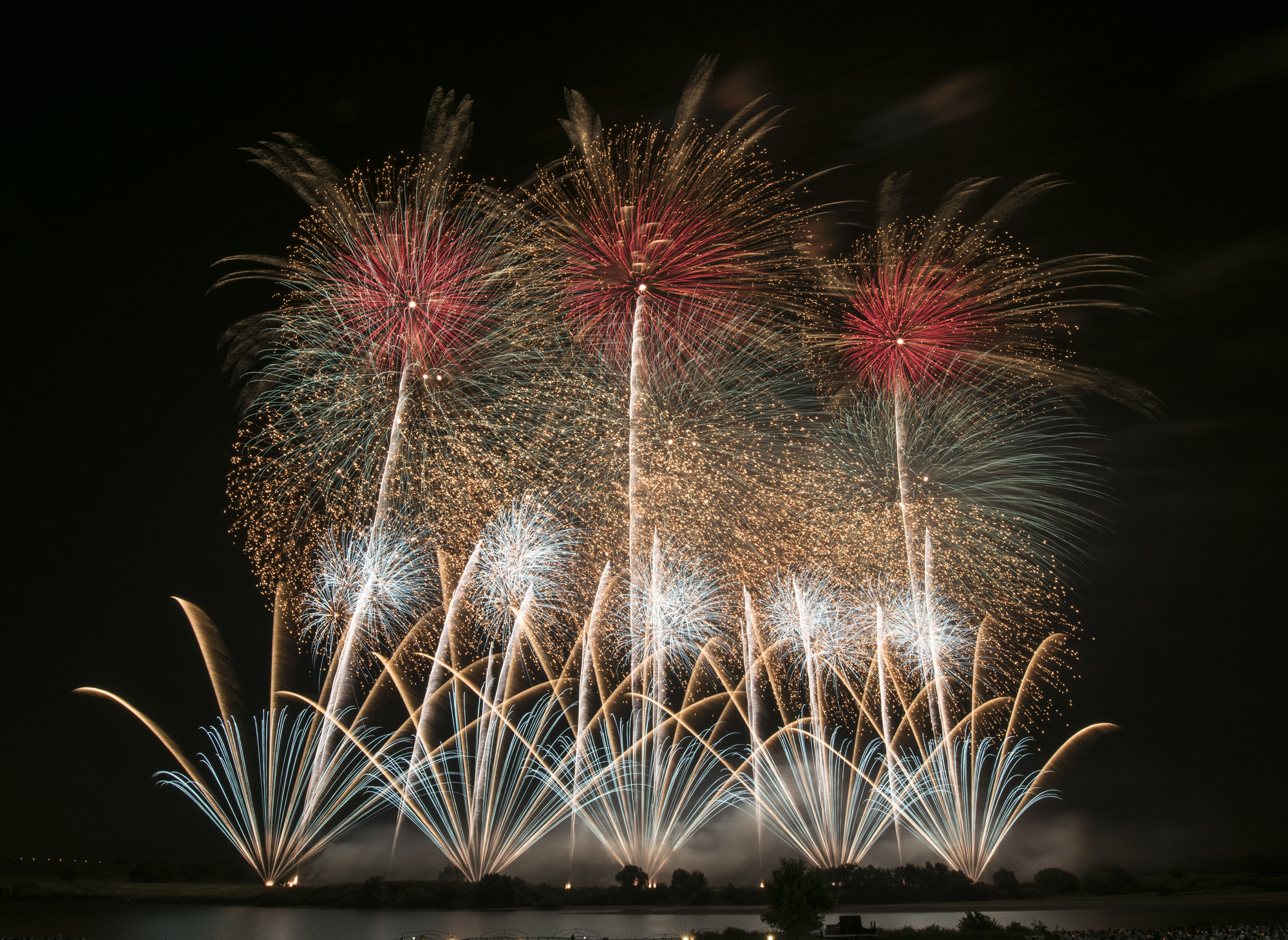 毎年行われる「利根川花火大会」。2025年は約3万発がうちあげられた