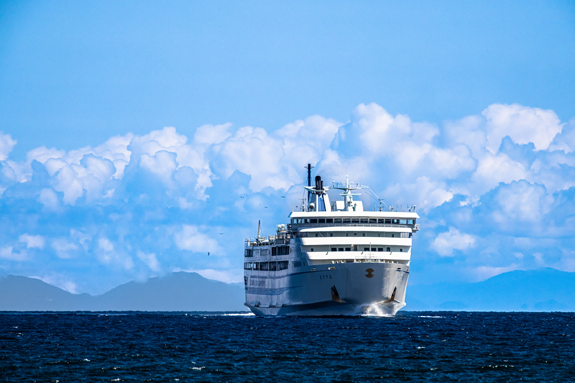 佐渡市に行くにはフェリーか高速船を活用する