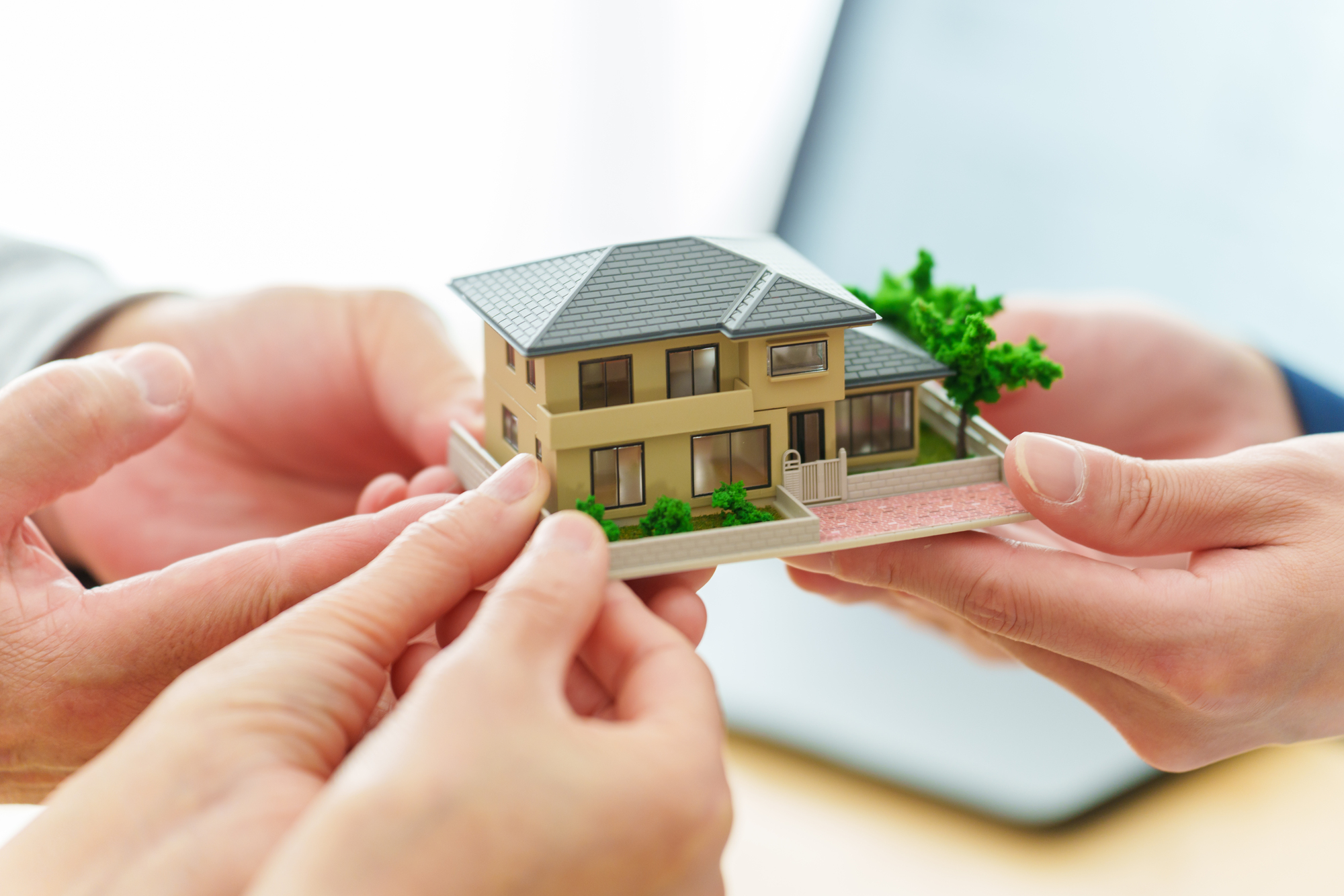 家が無料!? 0円で住める家・土地の自治体まとめ【移住制度も解説】