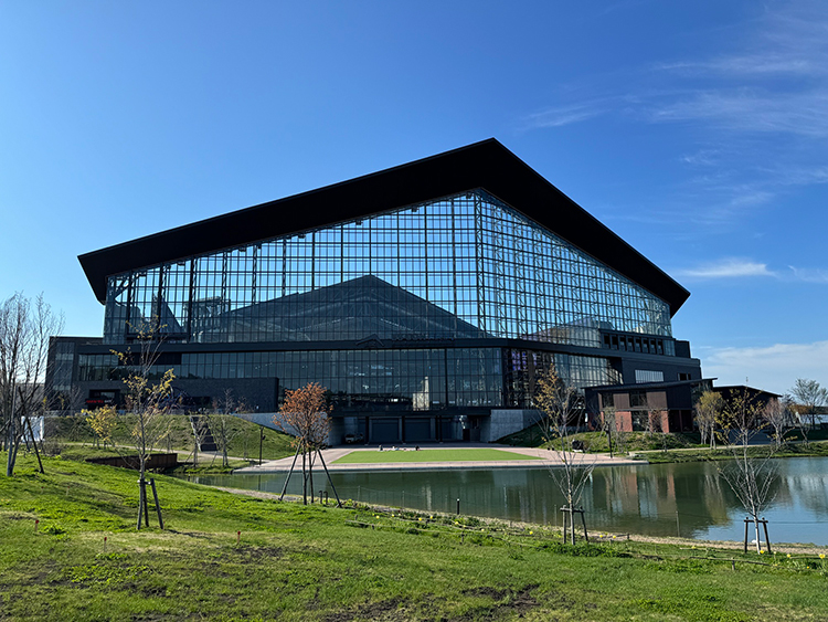 「北海道ボールパーク Fビレッジ」では、野球観戦だけではなく、サウナやアウトドア施設、ショッピングなど多彩なアクティビティが楽しめる。写真は日本初の開閉式屋根付き天然芝球場である「エスコンフィールドHOKKAIDO」