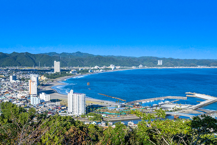 海抜110mの地点に位置する「魚見塚展望台」から見る鴨川市の中心部
