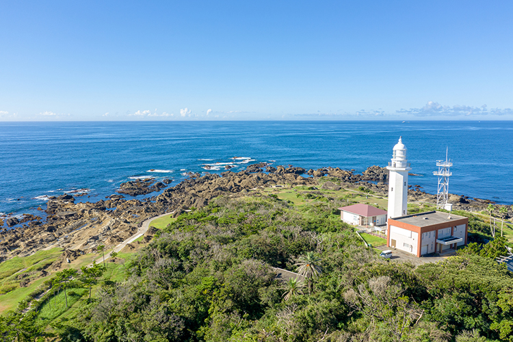 房総半島を一望できる「野島埼灯台」。数少ない“登れる灯台”としても知られる
