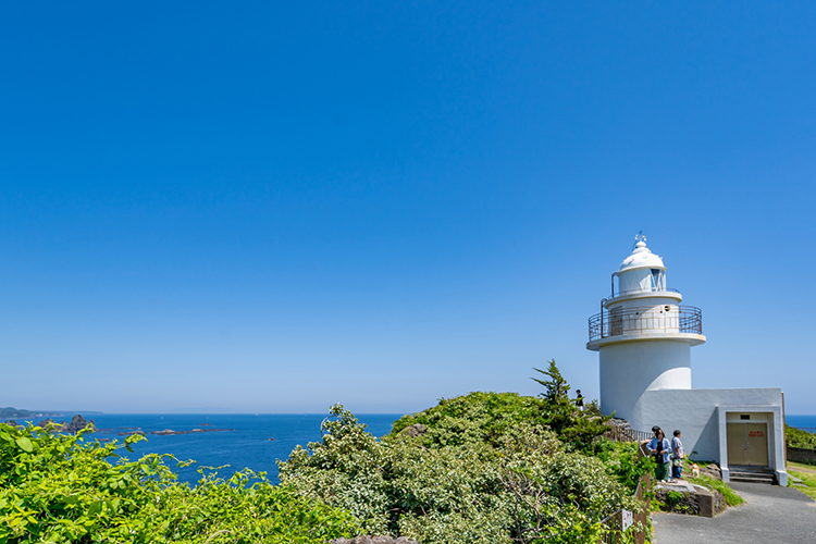 白亜の塔形をした石廊埼灯台。明治4年、イギリス人建築士ブラントンによって建てられた