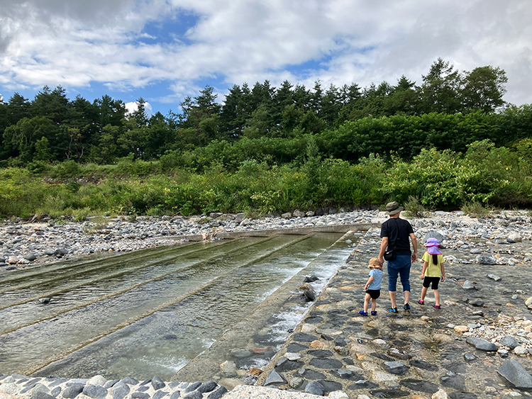 海なし県でも夏は川遊びを楽しめる。雪解け水の冷たさは、夏の冷涼スポットだ