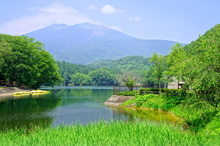 不忘山（ふぼうさん）の麓に位置する長老湖。湖面には不忘山の姿が映し出され、神秘的な鏡のような光景が特徴