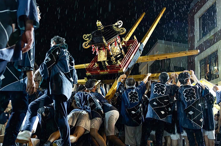 フォトコンテストでグランプリを受賞した作品。夏の風物詩である小諸の神輿をかつぐ風景が、臨場感たっぷりに伝わってきます