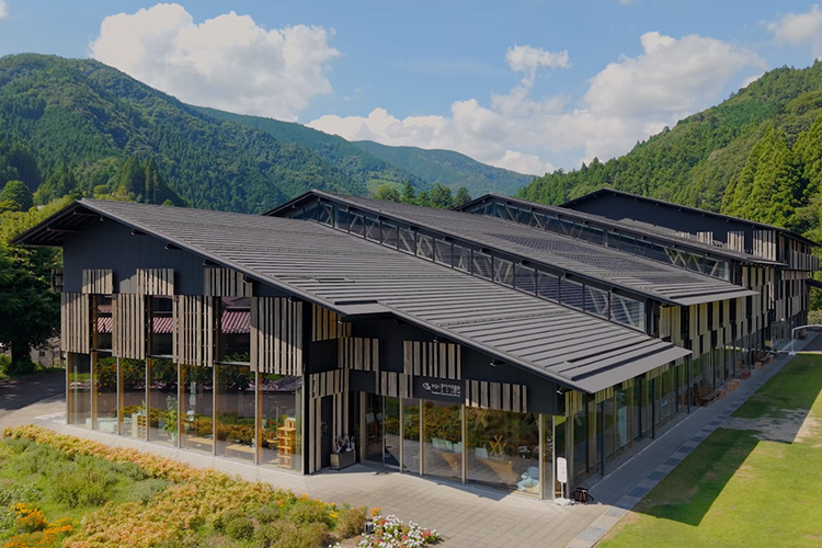 梼原町のシンボル的な存在のひとつ「雲の上の図書館」。片流れ屋根がスタイリッシュな印象