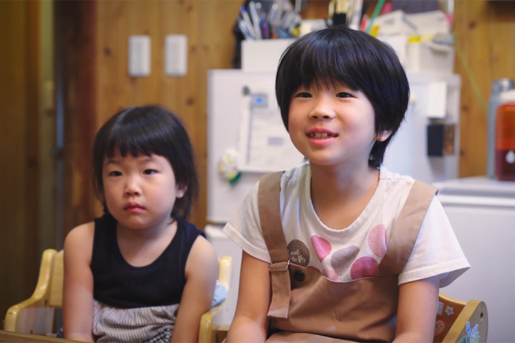 晴野ちゃんは川で水遊びをするのが大好き