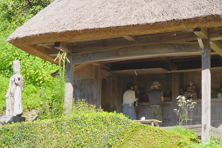 梼原町内に点在する「茶堂」と呼ばれる茅葺きの小屋。地区の住民たちが順番でお茶やお菓子を準備します