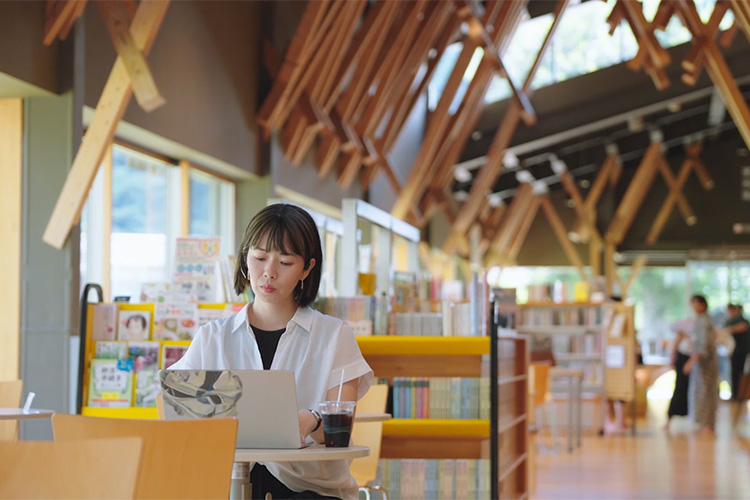 美希さんはフルテレワークでの勤務のため、「雲の上の図書館」でも仕事が可能です