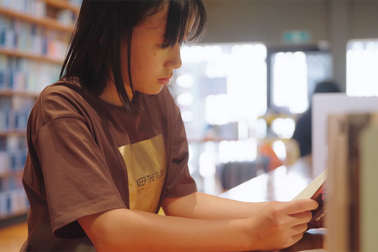 「雲の上の図書館」で読書中の琴子さん。2階には読書に集中したい人のためのスペースがあります