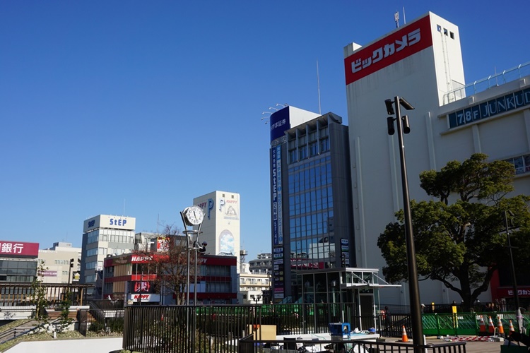 藤沢駅北口の様子。広場のあるペデストリアンデッキは改修されてきれいになった。