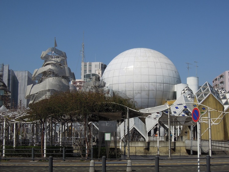 ドーム型の建物が特徴的な湘南台文化センター。