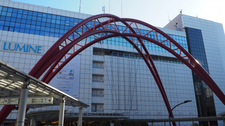 ▲赤が印象的な立川駅北口デッキアーチ