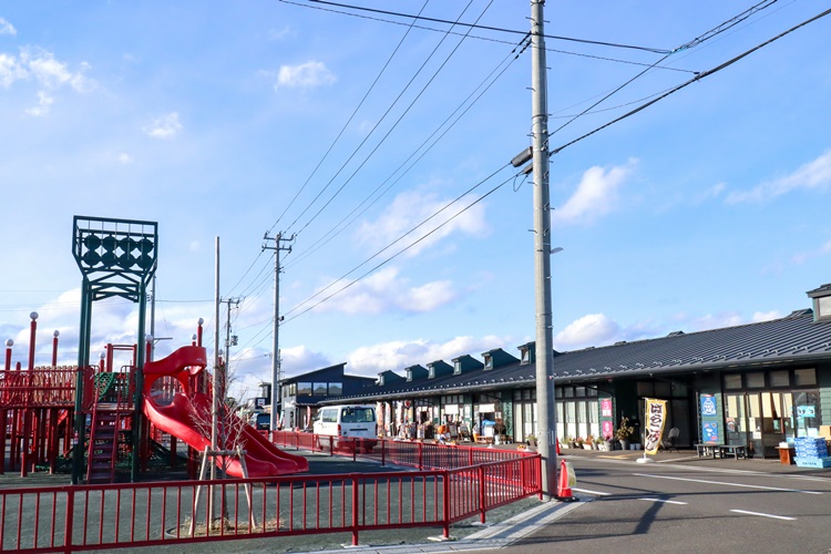 飲食店や物販店が入る建物の向かいに「閖上こどもアスレチックパーク」があります