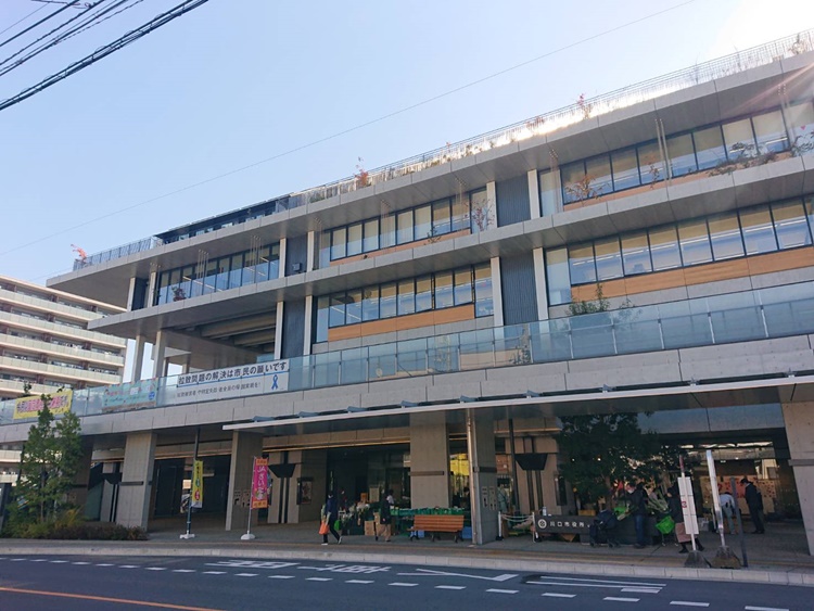 川口市役所本庁舎。庁舎前では地元野菜の直売を行っていた
