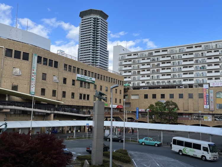▲タワーマンション「メロード吹田」がランドマークのJR吹田駅前