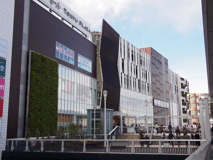 戸塚駅西口のペデストリアンデッキと東急プラザ戸塚、トツカーナモール