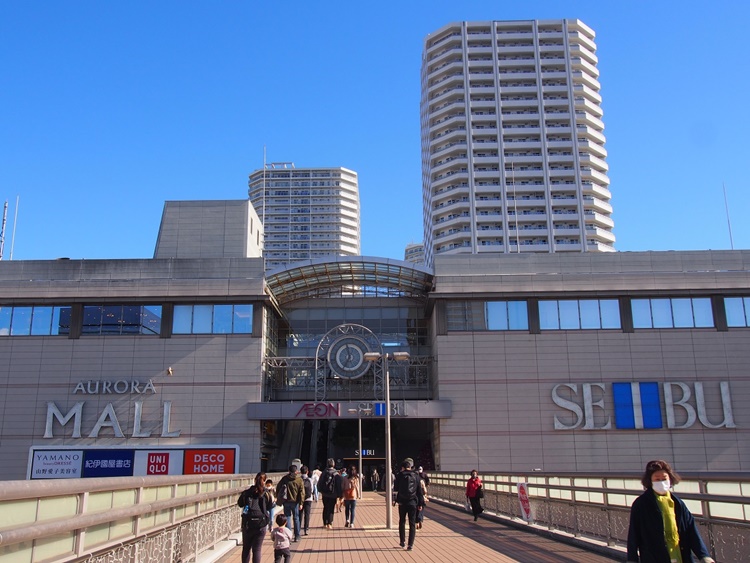 駅東口に下りると見えるオーロラシティの様子。