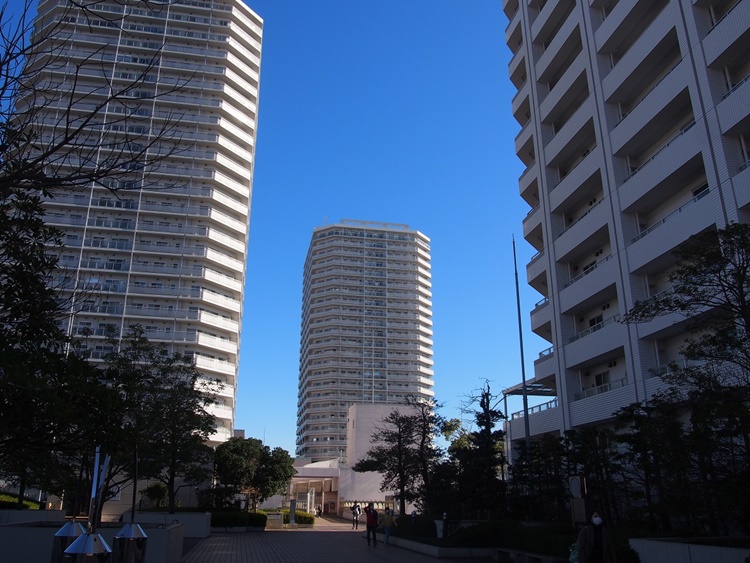 駅から続くペデストリアンデッキはマンション群につながる