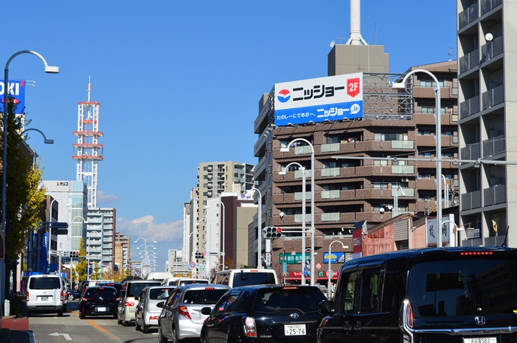 御器所の中心部を走るのは、東西の御器所通と、南北の阿由知通