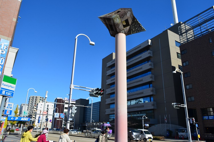 御器所駅のある交差点には、古くから土器と関わりのある街にちなんだモニュメントが設置されています