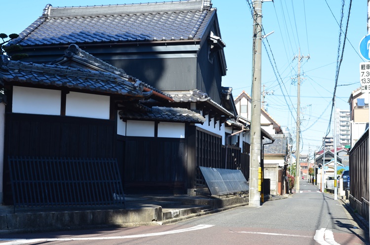 塩付街道に今も残る古い民家