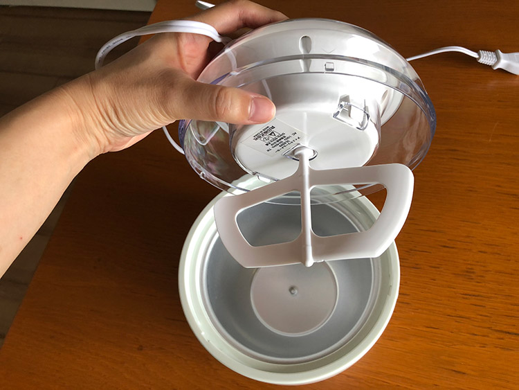 ▲蓋の部分をあけるとパドルがあります。ここがくるくると回ってアイスクリームを作れます。下の器が保冷ポット。