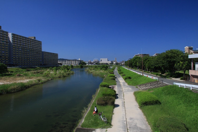 姪浜エリアの東側を流れる室見川。日中はジョギングや釣りを楽しむ人などでにぎわっています。
写真提供：福岡市