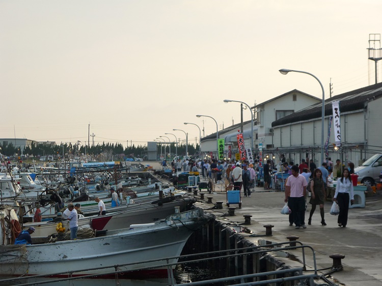 福岡市で一番の歴史があるという姪浜漁港の朝市。毎回10～13軒ほどが出店しています。
写真提供：福岡市