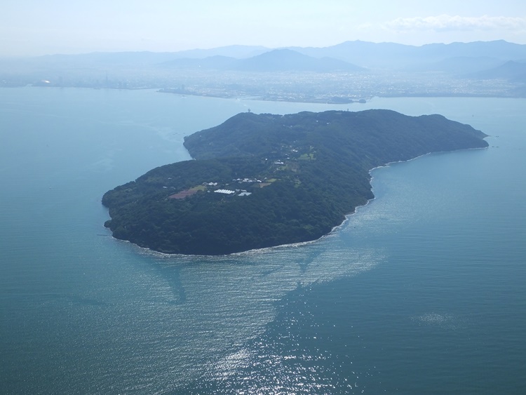 博多湾に浮かぶ能古島。気軽に南国気分が味わえる場所として、福岡市民に親しまれています。
写真提供：福岡市