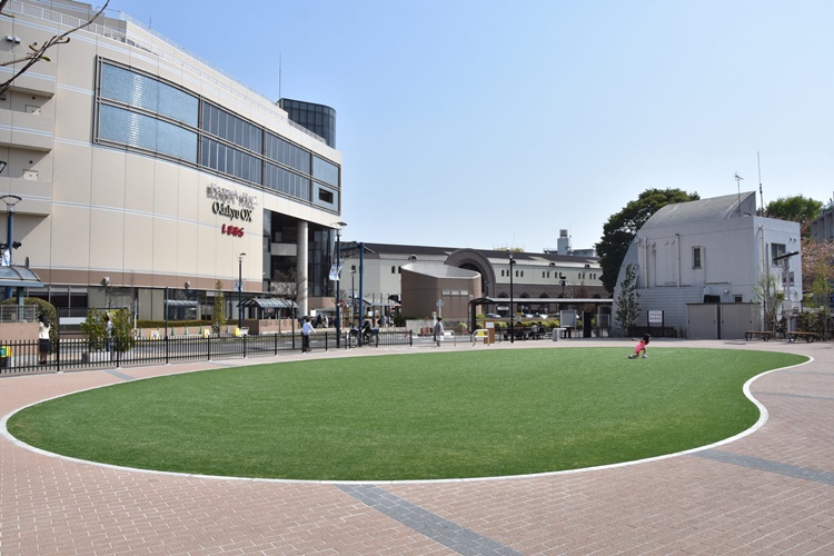 狛江駅　えきまえ広場
提供：狛江市