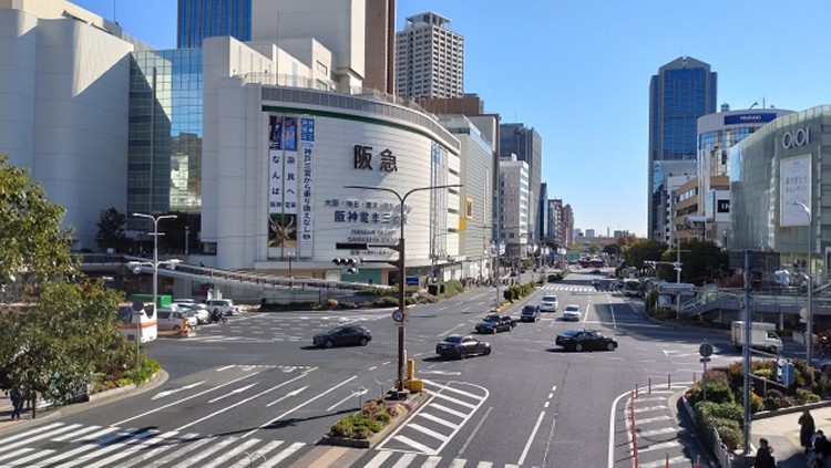 ▲山から海へ広く道幅がとられた三宮駅前。再開発でさらに美しく変貌していく