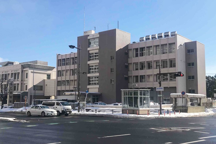 福島警察署は福島駅東口から徒歩約10分の場所にある