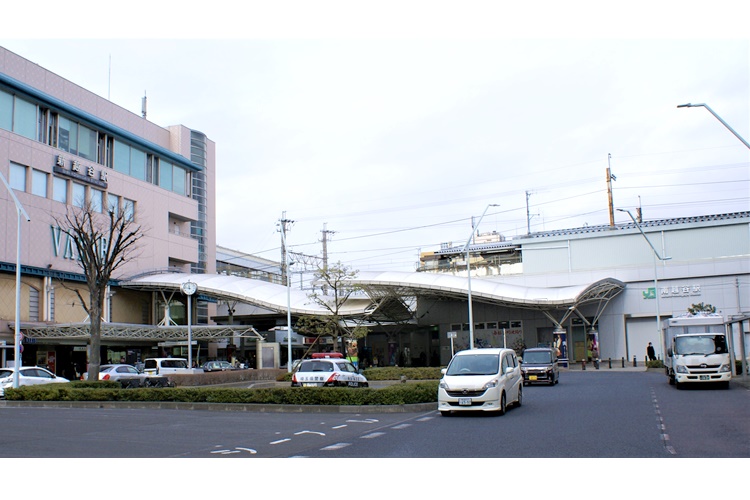 新越谷駅（左）と南越谷駅（右）