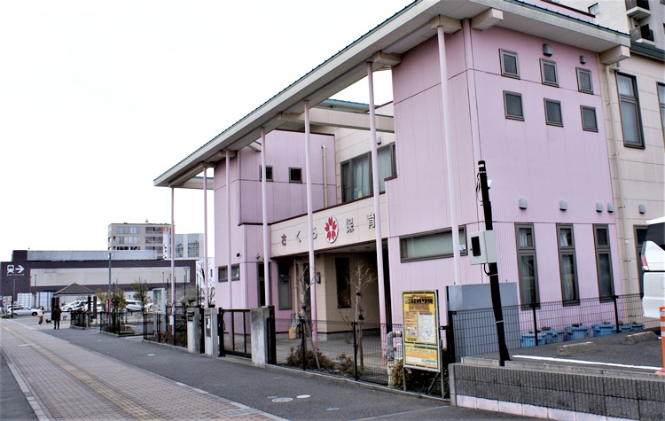 越谷レイクタウン駅の駅前にある「越谷レイクタウンさくら保育園」。一時保育・子育て講座・開放事業などを行ってい子育て支援センター「げんき」も併設されている