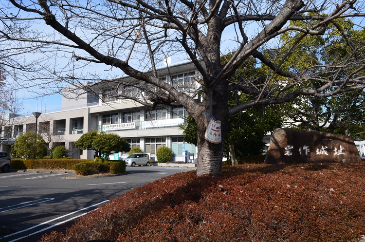 長久手の合戦で活躍した今井氏と関りがあると言われる岩作（やざこ）城跡に建つ長久手市役所。