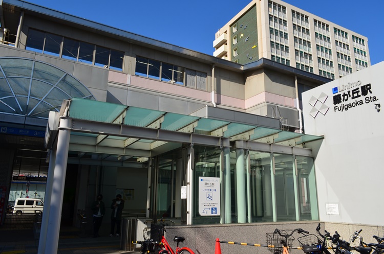 リニモ出発駅の藤が丘駅。朝5時台から深夜0時台まで運行しており、出勤時の8時台は12本が運行。